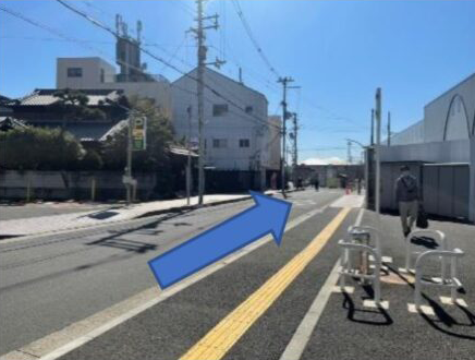 ②駅降りて右へ進みます