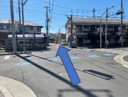 ⑧信号を真っ直ぐに進みます