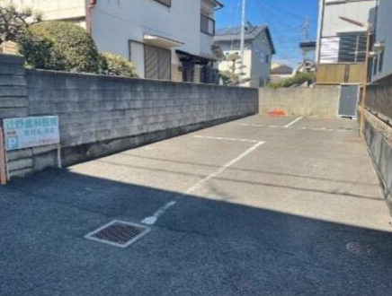 ⑪医院裏にも駐車場があります